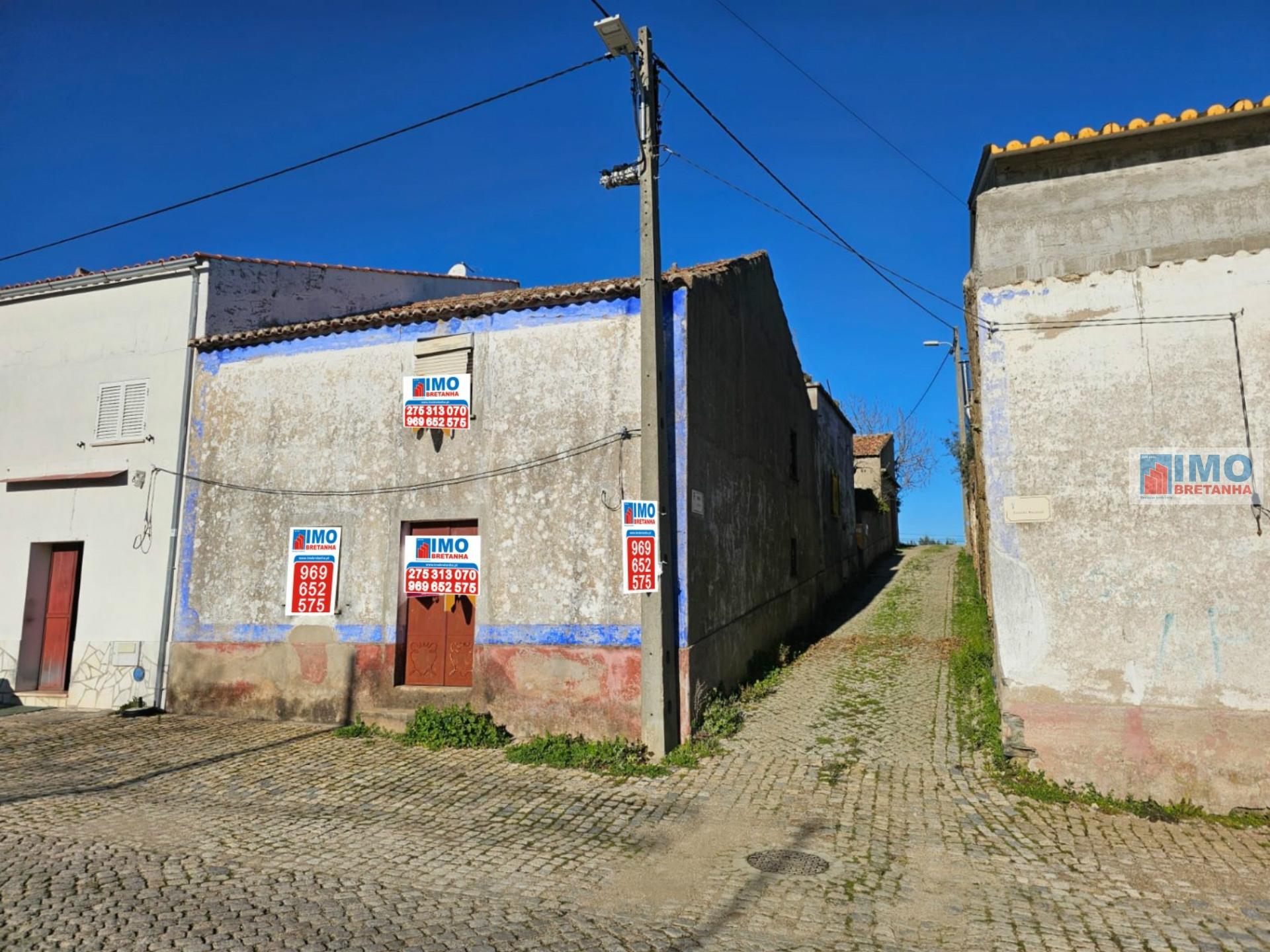 Moradia c/ garagem, quintal  e terraço - Taberna Seca