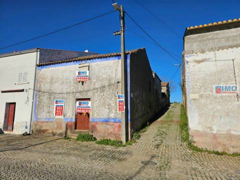 Moradia c/ garagem, quintal  e terraço - Taberna Seca
