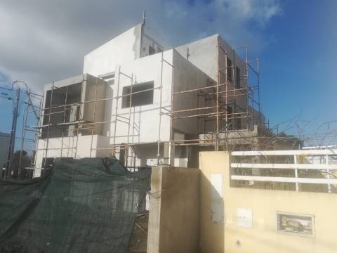 Moradia V3 Triplex - Fernão Ferro