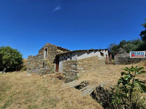Quinta com casa para recuperar no Retaxo