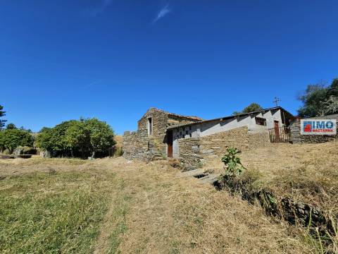Quinta com casa para recuperar no Retaxo