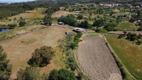 Quinta com casa para recuperar no Retaxo