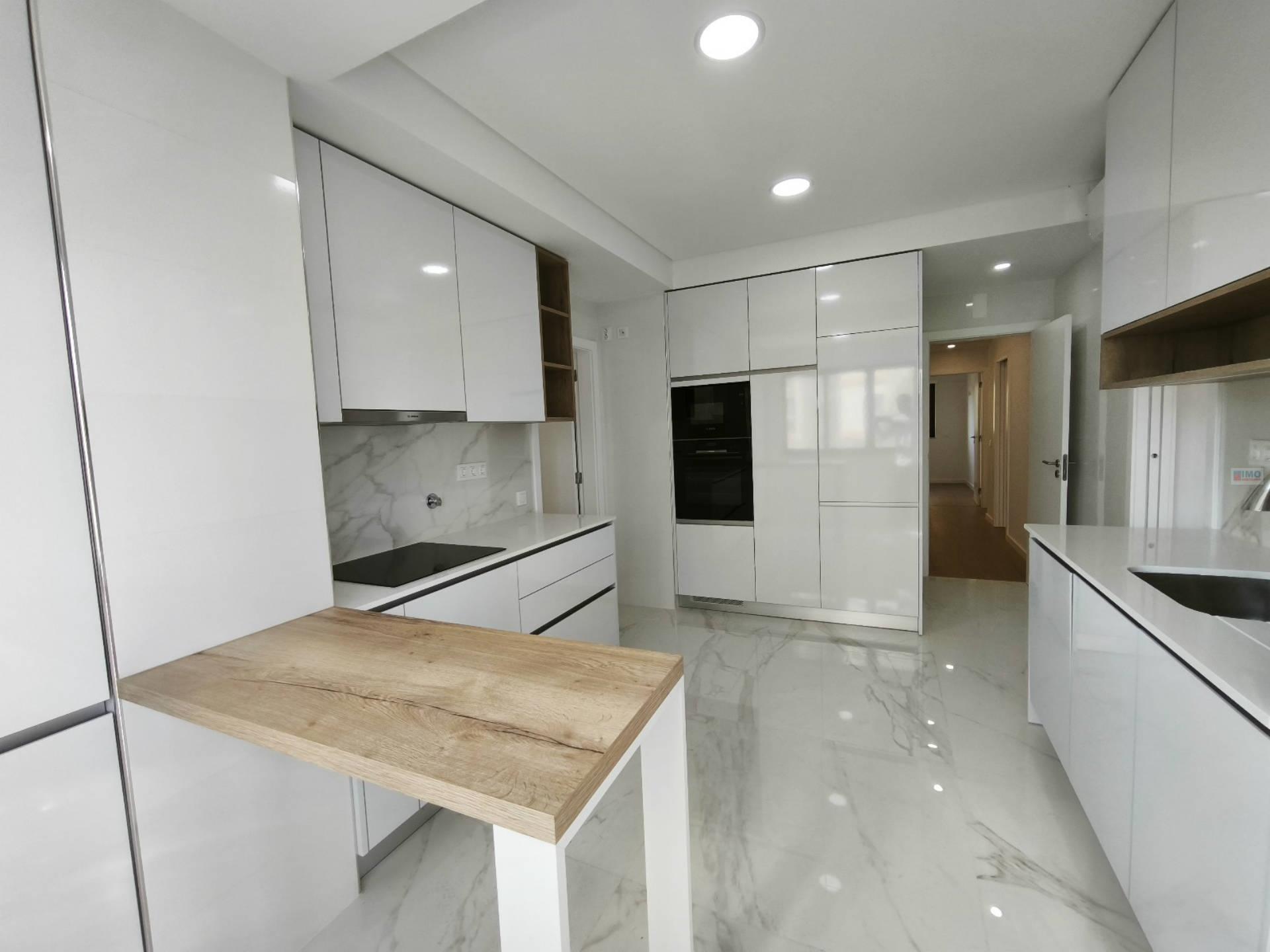 T3+1 c/ Garagem -  Solum, Santo António dos Olivais