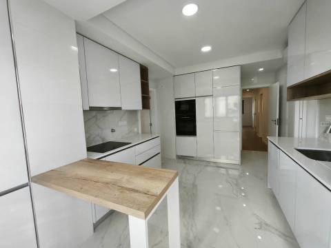 T3+1 c/ Garagem -  Solum, Santo António dos Olivais