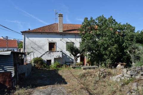 5 Moradias p/ Renovar e Terreno - Centro de Castelo Branco