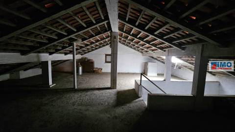 RESERVADO - Moradia T5 c/ Garagem e Logradouro - Alcains