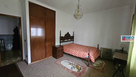 RESERVADO - Moradia T5 c/ Garagem e Logradouro - Alcains