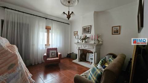 RESERVADO - Moradia T5 c/ Garagem e Logradouro - Alcains