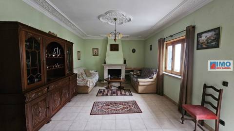 RESERVADO - Moradia T5 c/ Garagem e Logradouro - Alcains