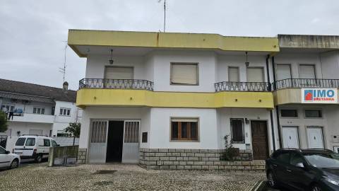 RESERVADO - Moradia T5 c/ Garagem e Logradouro - Alcains