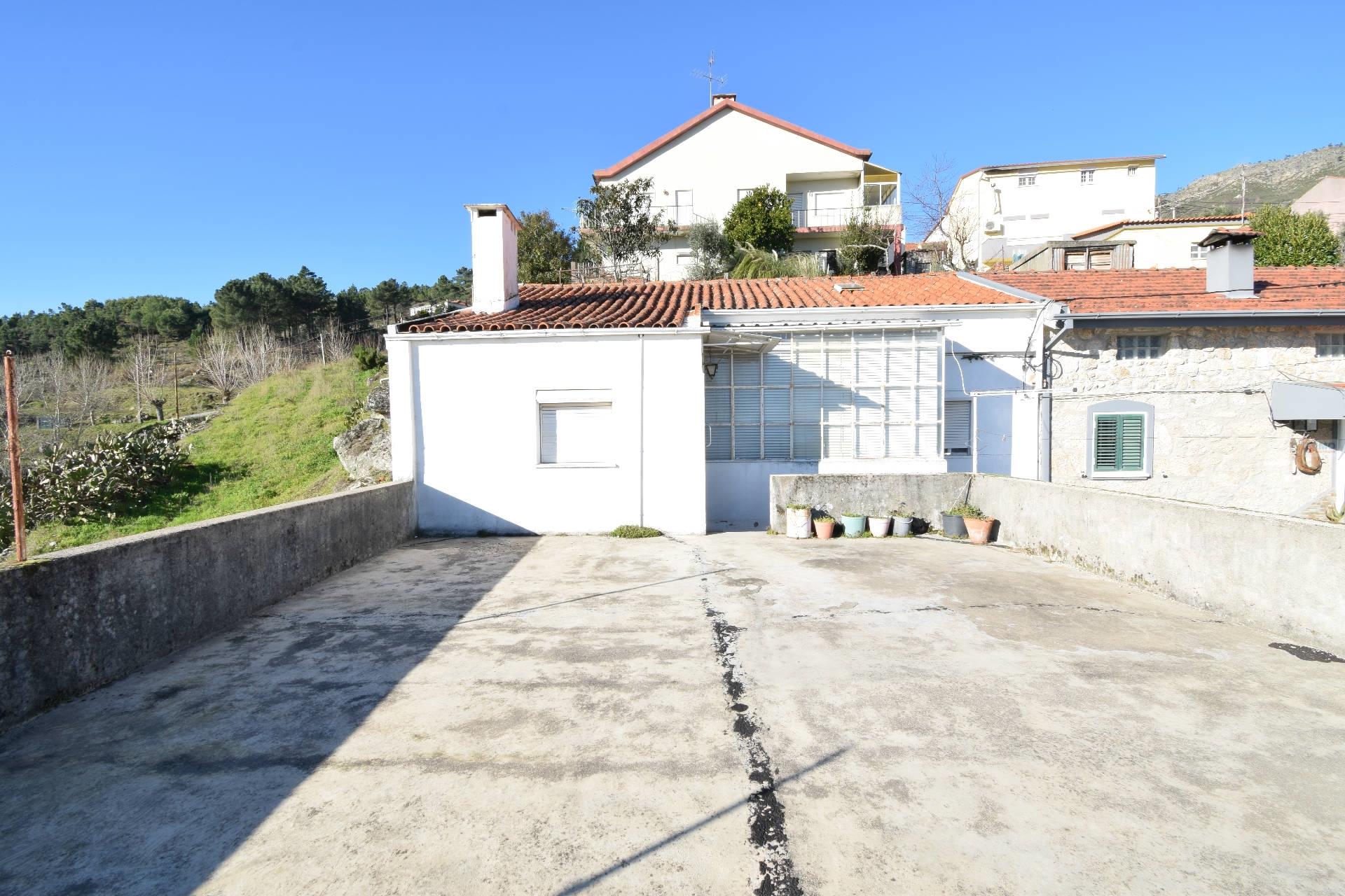 Moradia V3 c/ Garagem - p/ Renovar -  Periferia da Covilhã