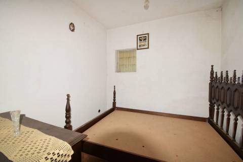Moradia V3 c/ Garagem - p/ Renovar -  Periferia da Covilhã