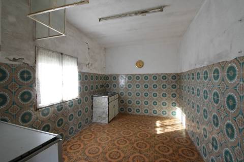 Moradia V3 c/ Garagem - p/ Renovar -  Periferia da Covilhã