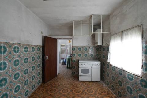 Moradia V3 c/ Garagem - p/ Renovar -  Periferia da Covilhã