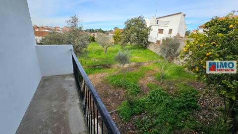 Moradia c/ Garagem e Terreno - Lousa - Castelo Branco