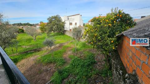 Moradia c/ Garagem e Terreno - Lousa - Castelo Branco