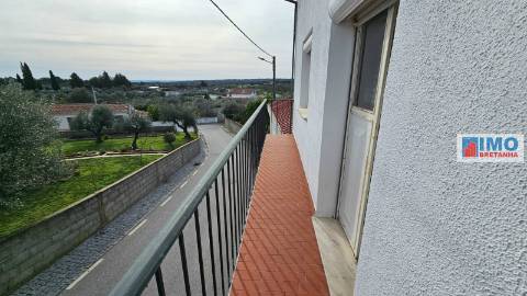 Moradia c/ Garagem e Terreno - Lousa - Castelo Branco