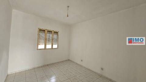 Moradia c/ Garagem e Terreno - Lousa - Castelo Branco