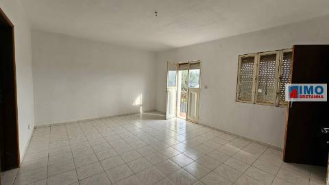 Moradia c/ Garagem e Terreno - Lousa - Castelo Branco