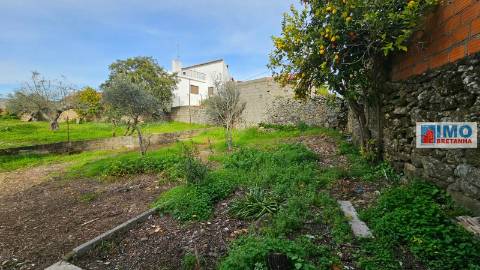 Moradia c/ Garagem e Terreno - Lousa - Castelo Branco