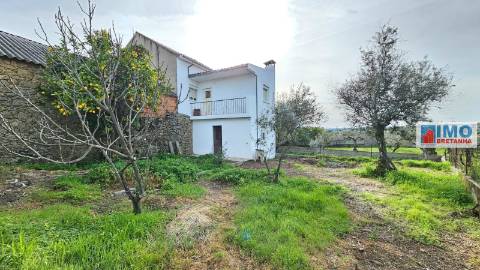 Moradia c/ Garagem e Terreno - Lousa - Castelo Branco