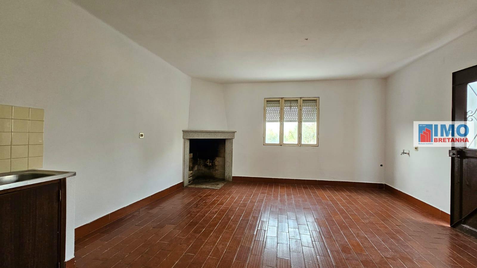 Moradia c/ Garagem e Terreno - Lousa - Castelo Branco