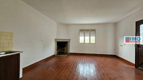 Moradia c/ Garagem e Terreno - Lousa - Castelo Branco