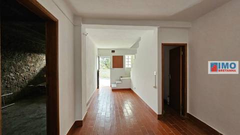 Moradia c/ Garagem e Terreno - Lousa - Castelo Branco