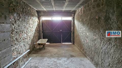 Moradia c/ Garagem e Terreno - Lousa - Castelo Branco