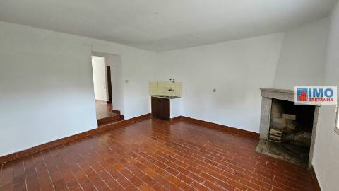 Moradia c/ Garagem e Terreno - Lousa - Castelo Branco
