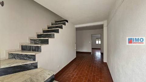 Moradia c/ Garagem e Terreno - Lousa - Castelo Branco