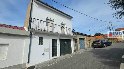 Moradia c/ Garagem e Terreno - Lousa - Castelo Branco