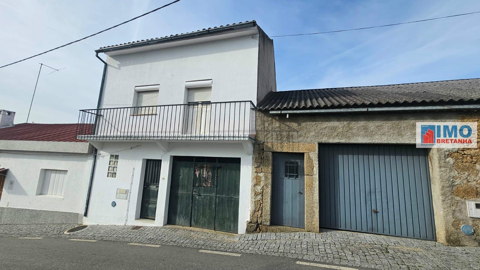 Moradia c/ Garagem e Terreno - Lousa - Castelo Branco