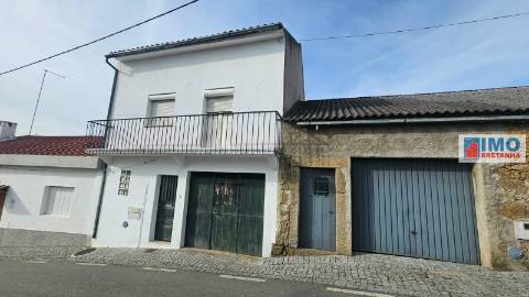 Moradia c/ Garagem e Terreno - Lousa - Castelo Branco