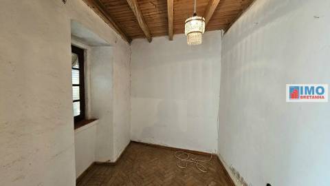 Moradia p/ Renovar c/ Garagem - Maxiais