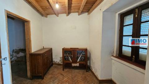 Moradia p/ Renovar c/ Garagem - Maxiais