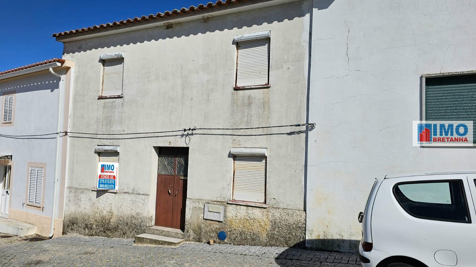 Moradia p/ Renovar c/ Garagem - Maxiais
