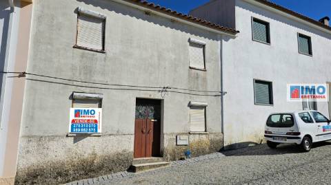 Moradia p/ Renovar c/ Garagem - Maxiais
