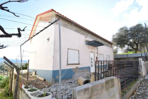 Moradia V2 Parcialmente Renovada - Dominguizo - 15 Min. Covilhã
