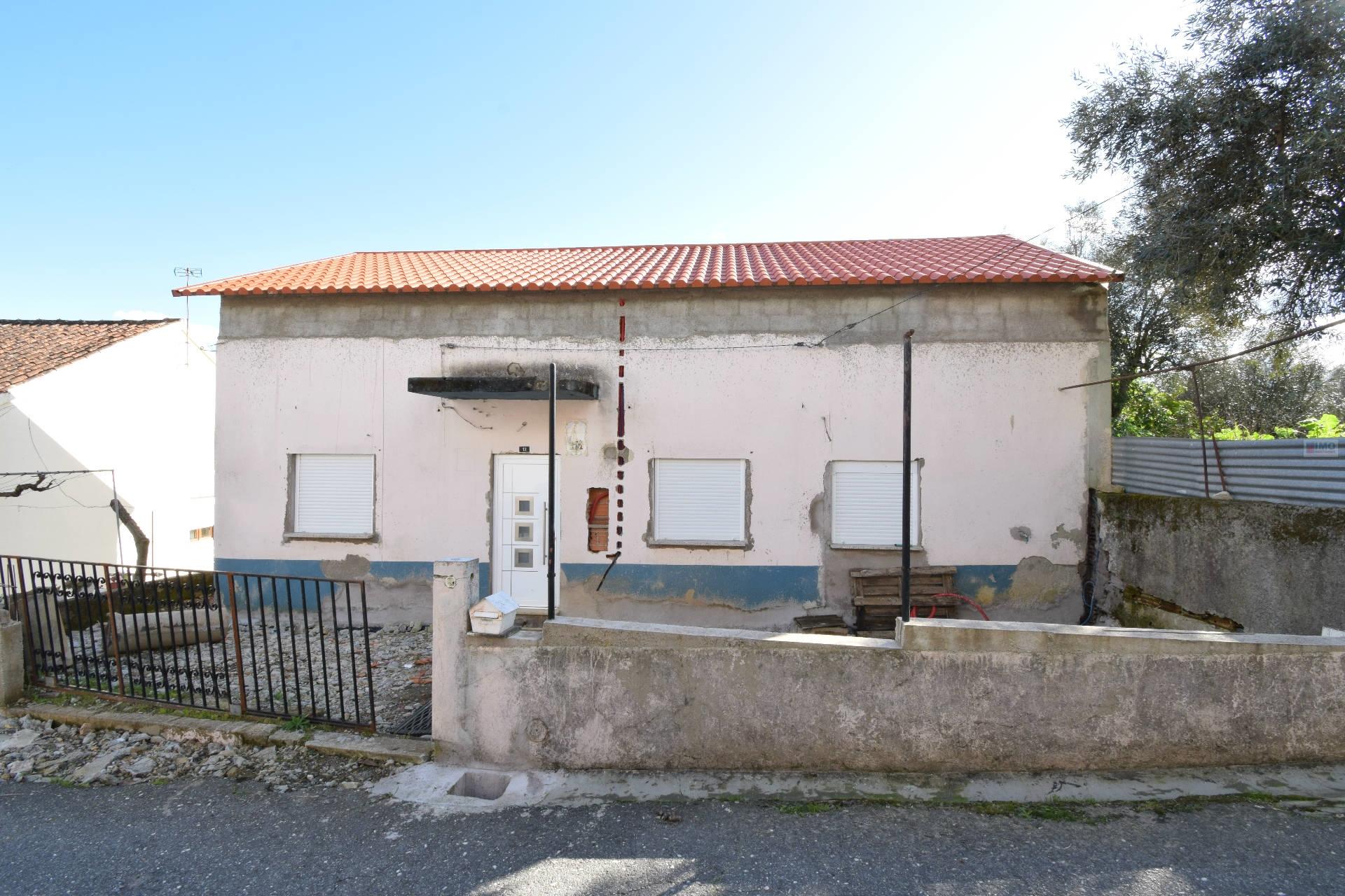 Moradia V2 Parcialmente Renovada - Dominguizo - 15 Min. Covilhã