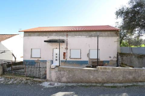 Moradia V2 Parcialmente Renovada - Dominguizo - 15 Min. Covilhã