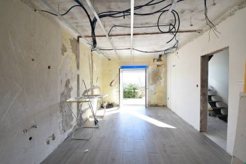 Moradia V2 Parcialmente Renovada - Dominguizo - 15 Min. Covilhã