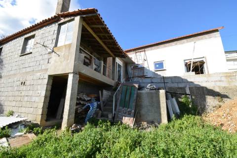 Moradia V2 Parcialmente Renovada - Dominguizo - 15 Min. Covilhã