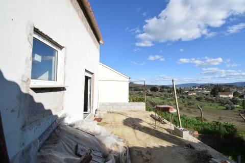 Moradia V2 Parcialmente Renovada - Dominguizo - 15 Min. Covilhã