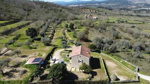 Quinta com Moradia V3 e T1 - Monte Serrano - Covilhã
