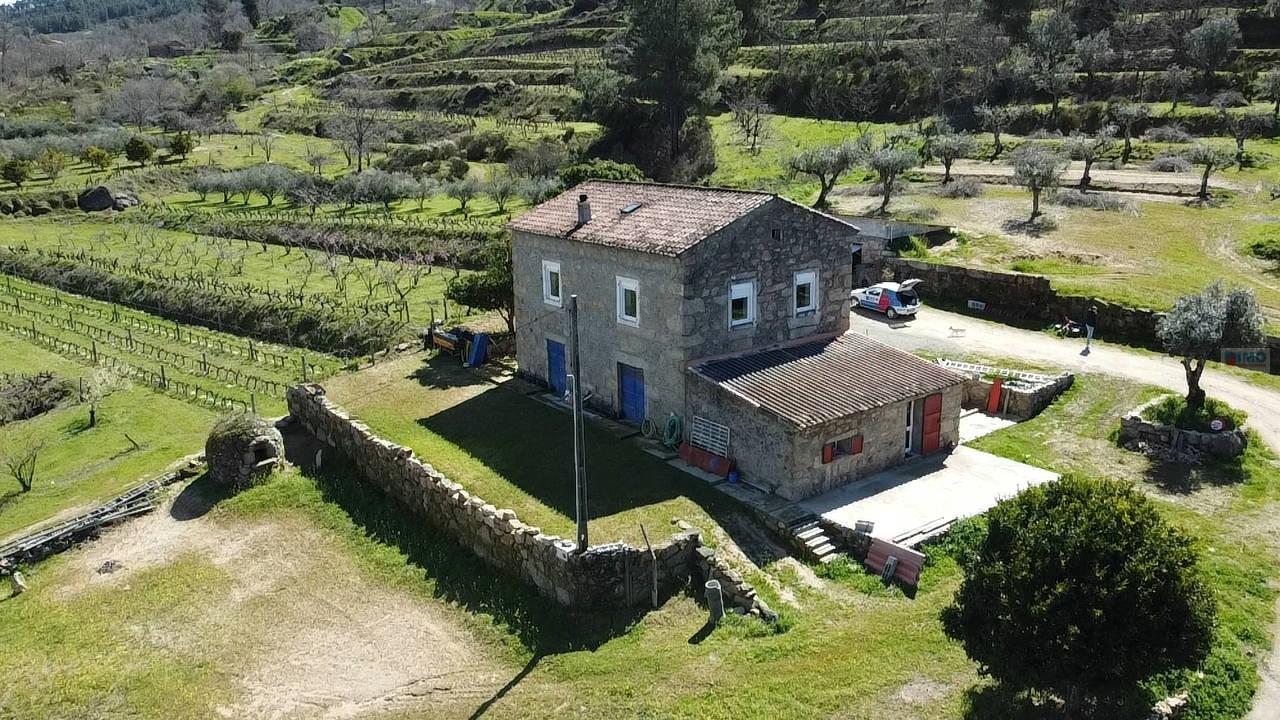 Quinta com Moradia V3 e T1 - Monte Serrano - Covilhã