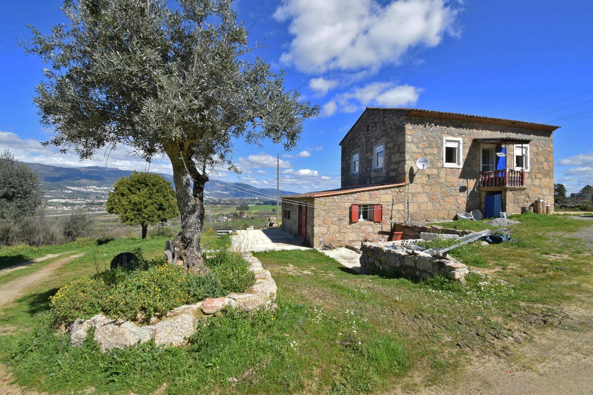Quinta com Moradia V3 e T1 - Monte Serrano - Covilhã