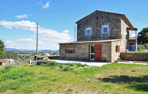 Quinta com Moradia V3 e T1 - Monte Serrano - Covilhã