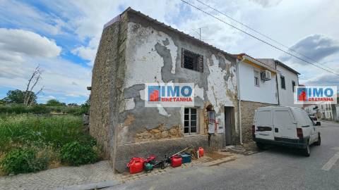 Moradia com quintal em Alcains em fase de reabilitação-Vendida no estado em que se encontra