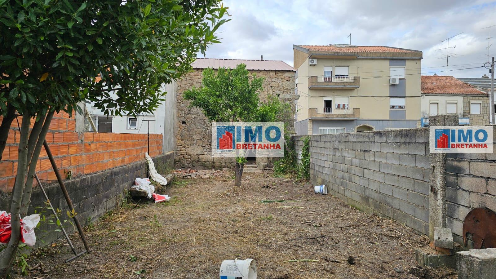 Moradia com quintal em Alcains em fase de reabilitação-Vendida no estado em que se encontra